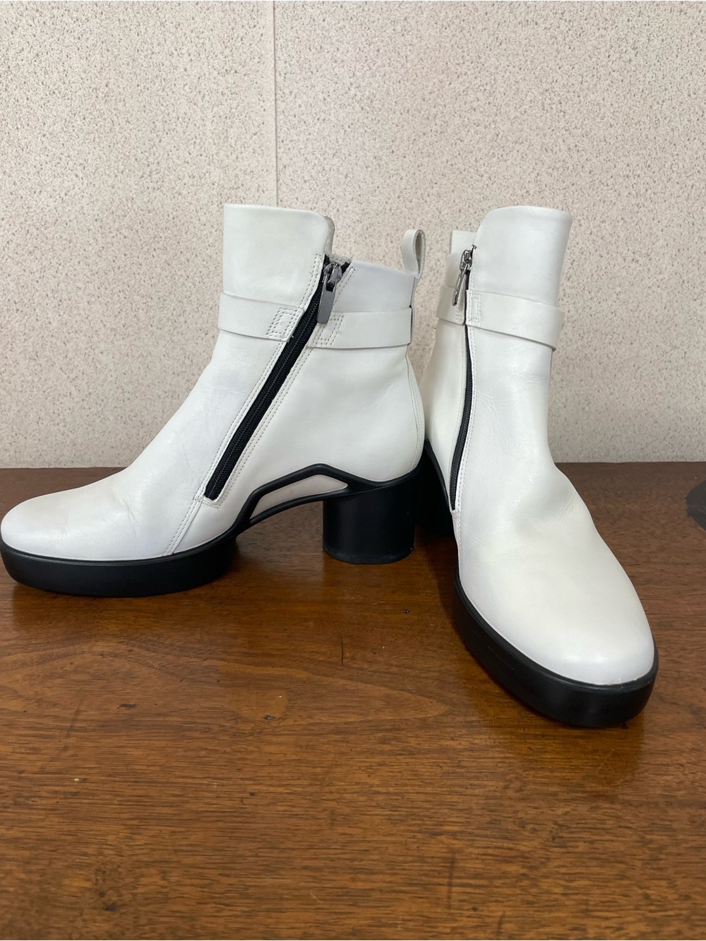 Ecco Shape Sculpted Motion White Leather Ankle Boots with Black Contrast Sole